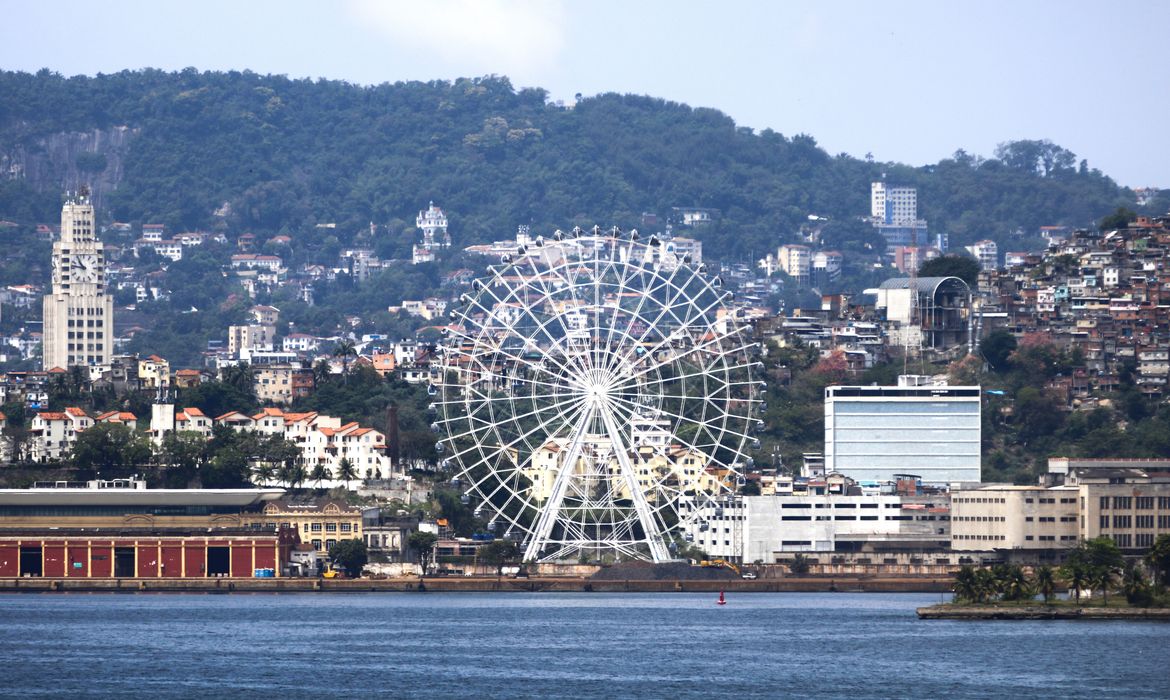 Roda gigante Rio Star que será inaugurada em dezembro, na zona portuária do Rio de Janeiro.