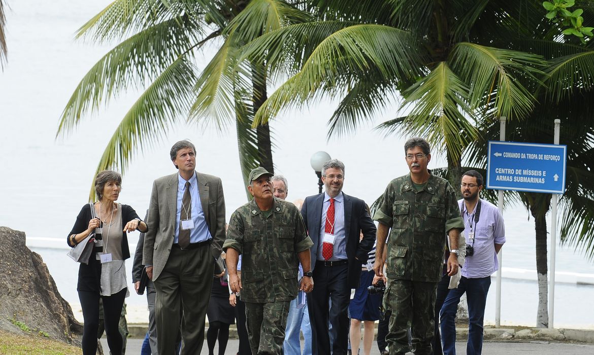 A Comissão Nacional da Verdade realiza diligência de reconhecimento da Base de Fuzileiros Navais da Ilha das Flores (BFNIF), em São Gonçalo (Tânia Rêgo/Agência Brasil)