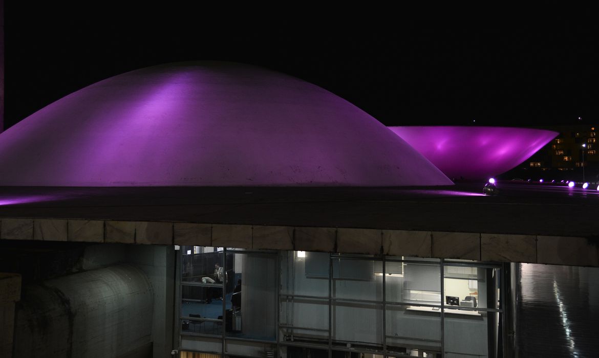 Monumentos brasileiros ganham iluminação especial na cor roxa para celebrar o Purple Day - Dia Mundial da Conscientização da Epilepsia. Na foto, o Congresso Nacional (Valter Campanato/Agência Brasil)