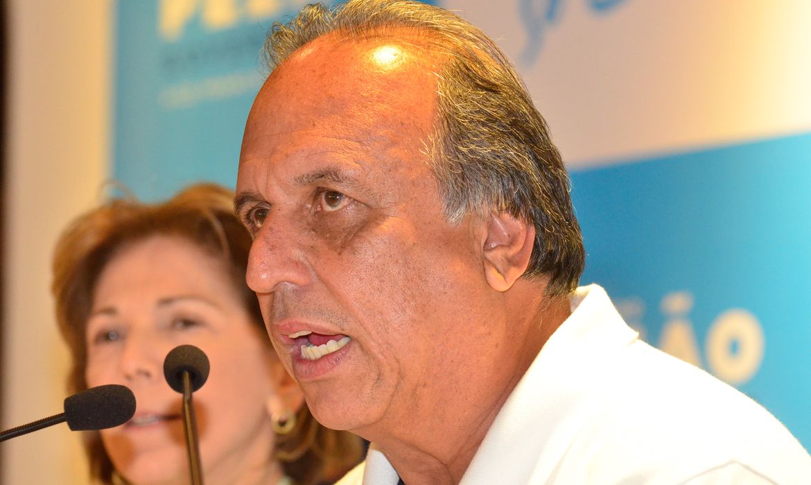 O candidato à reeleição para o cargo de governador do Rio de Janeiro, classificado para o 2º turno, Luiz Fernando Pezão (PMDB), fala à imprensa (Fernando Frazão/Agência Brasil)