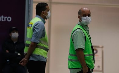 Passageiros e funcionários circulam vestindo máscaras contra o novo coronavírus (Covid-19) no Aeroporto Internacional Tom Jobim- Rio Galeão. (Fernando Frazão/Agência Brasil)