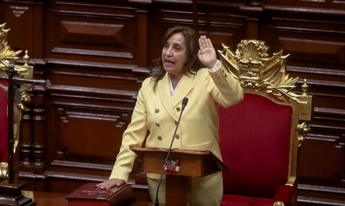 Dina Boluarte toma posse como presidente interina do Peru