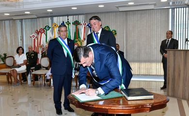 O Presidente da República, 
@jairbolsonaro
, e o General de Exército Paulo Sérgio Nogueira de Oliveira assinaram o termo de posse do cargo de Ministro de Estado da Defesa.