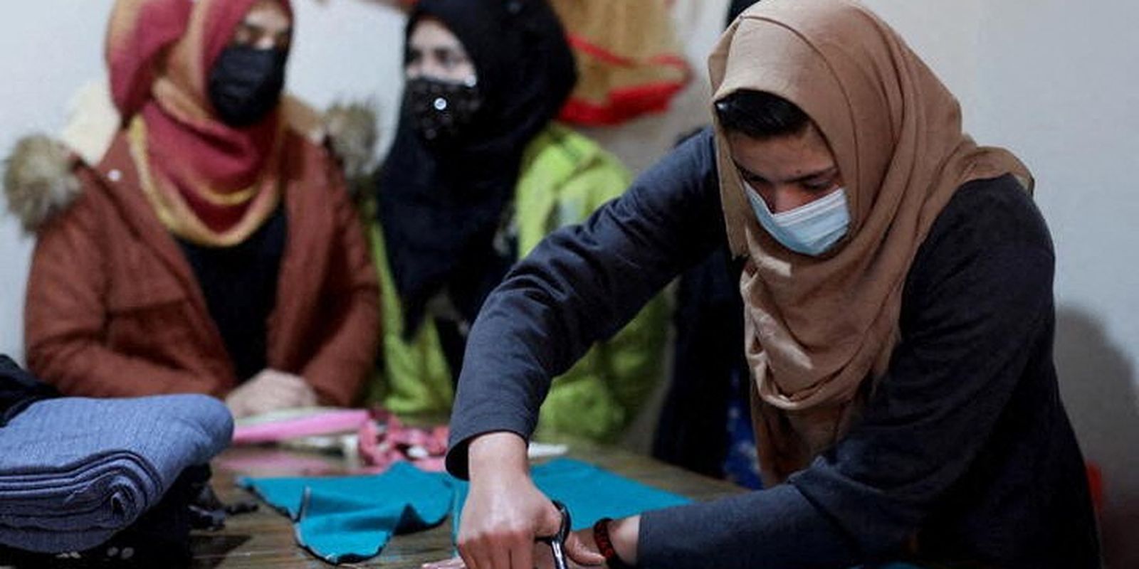 Mulheres afegãs em oficina de costura em Cabul