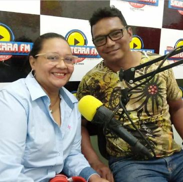 Ettiene Angelim, no primeiro dia de trabalho na rádio Salvaterra FM (2020) e o  radialista Jorge Alves (PA)