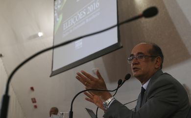 Brasília - O presidente do Tribunal Superior Eleitoral,  ministro Gilmar Mendes, fala à imprensa sobre as eleições 2016 (José Cruz/Agência Brasil)