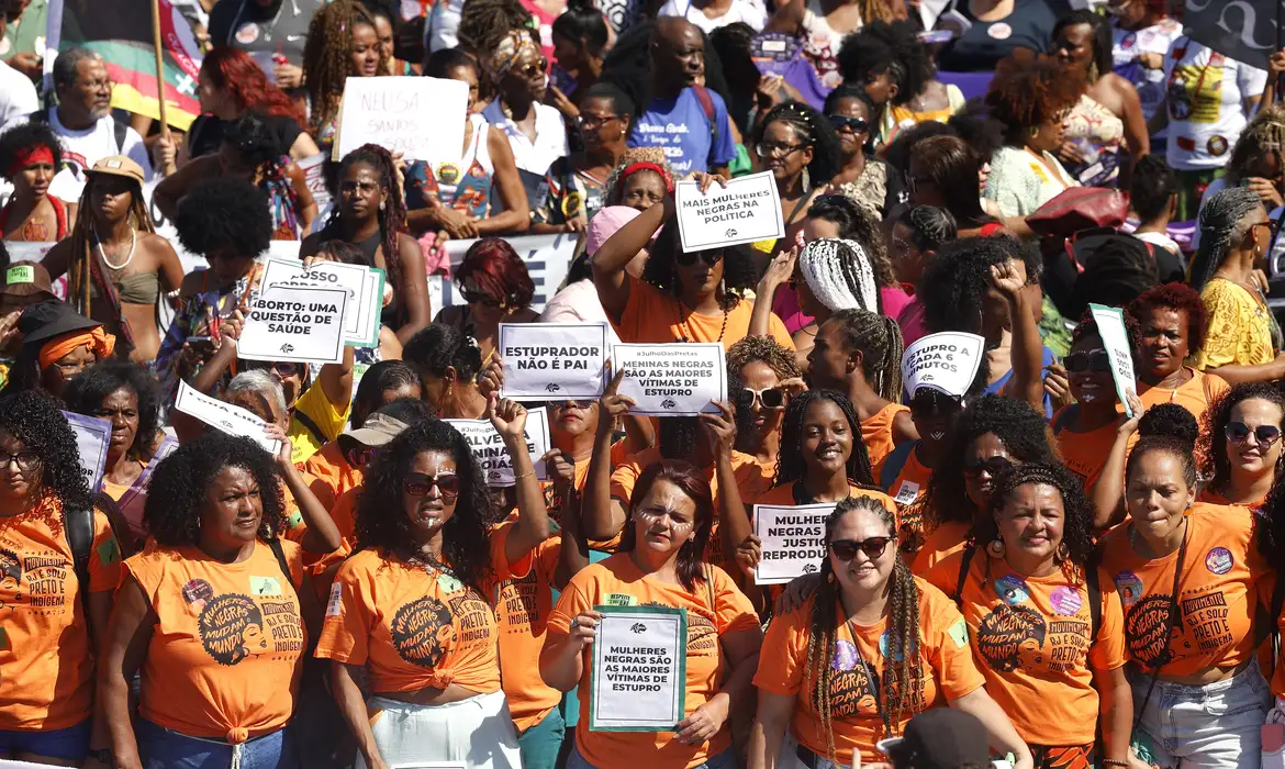 Rio de Janeiro (RJ), 28/07/2024 - 10ª Marcha das Mulheres Negras do RJ.  Mulheres negras marcham contra o racismo e pelo bem viver, na praia de  Copacabana, zona sul da cidade. Foto: Tânia Rêgo/Agência Brasil