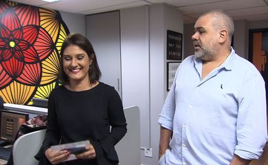 O empresário Marcus Montenegro conversa com a jornalista Roseann Kennedy