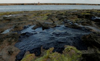 Um derramamento de óleo é visto na praia de Pontal do Coruripe, em Coruripe, estado de Alagoas, Brasil, 8 de outubro de 2019
