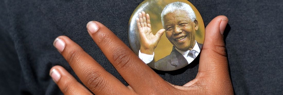Sob sol forte, muitos sul-africanos e pessoas de varias partes do mundo, prestam as ultimas homenagens ao ex-presidente Nelson Mandela no Union Buildings, o Palácio do Governo da África do Sul