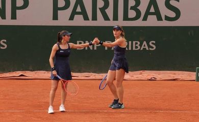 Luisa Stefani e Timea Babos vencem estreia da chave de duplas de Roland Garros, em 28/05/2025