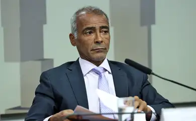 Brasília (DF), 11/12/2024 - O relator da CPIMJAE, senador Romário (PL-RJ) conduz depoimento do empresário Ede Vicente Ferreira Júnior durante sessão da CPI da Manipulação de Jogos e Apostas Esportivas. Foto: Antônio Cruz/Agência Brasil