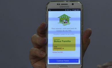 Brasília - A ministra do Desenvolvimento Social e Combate à Fome, Tereza Campello, fala sobre o novo aplicativo do programa Bolsa Família, durante o programa Bom Dia Ministro (José Cruz/Agência Brasil)