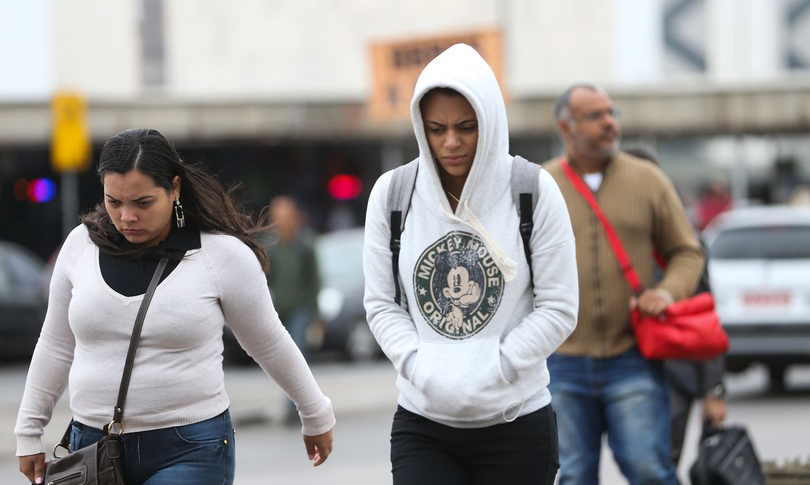 Brasília - Pelo segundo dia consecutivo os brasilienses enfrentaram frio na manhã de hoje. De acordo com o Instituto Nacional de Meteorologia, ontem(13) a temperatura foi 13,8°C (Elza Fiúza/Agência Brasil)