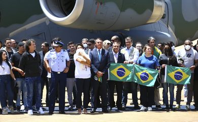 O presidente Jair Bolsonaro participa de cerimônia de recepção aos brasileiros e estrangeiros provenientes da Ucrânia, na Base Aérea de Brasília.