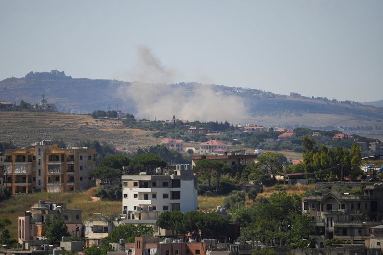 Fumaça após ataque israelense em Nabatieh, no Líbano
 15 de junho de 2026    REUTERS/Stringer