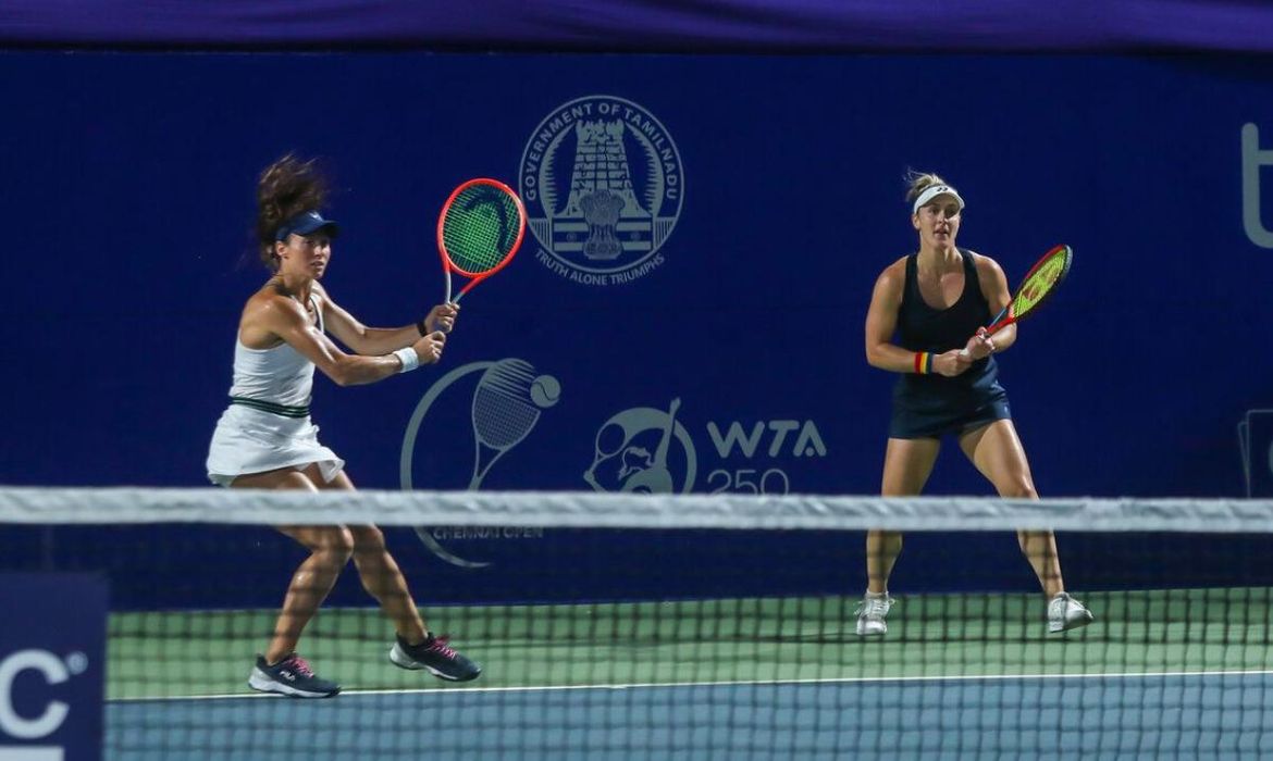 Dupla de Stefani vai à semi e Bia Haddad às quartas no WTA de