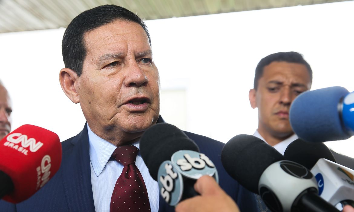 O presidente da República em exercício, Hamilton Mourão, fala à imprensa