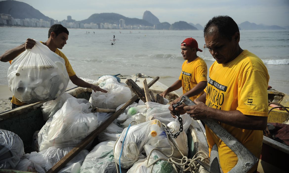 Pescadores da Colônia Z13 trazem para a praia de Copacabana barco com lixo recolhido pelo Mutirão de Limpeza nas Ilhas Cagarras (Fernando Frazão/Agência Brasil)