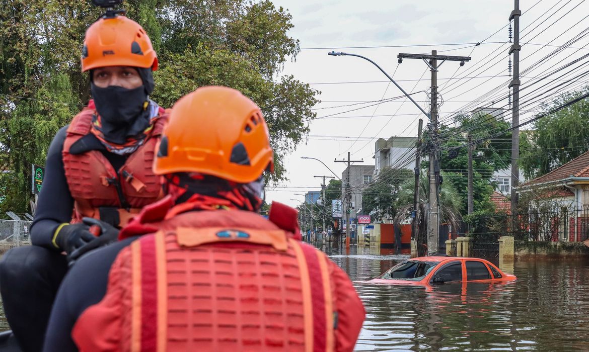 Porto Alegre (RS), 18/05/2024 – CHUVAS RS- ENCHENTE -  Corpo de Bombeiros, Políciais e voluntários continuam resgatando animais e levando mantimentos para as pessoas atingidas pela enchente em Porto Alegre. Foto: Rafa Neddermeyer/Agência Brasil