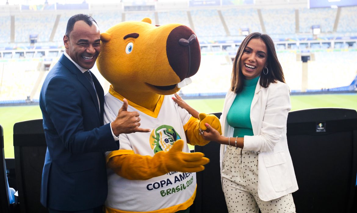 O embaixador da Copa América, Cafu, o mascote Zizito e a cantora Anitta durante briefing sobre a cerimônia de encerramento da Copa América Brasil 2019, no estádio Maracanã.