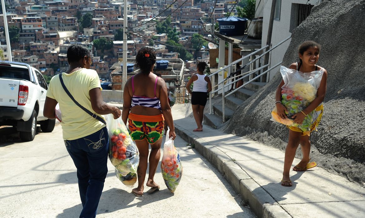 Moradores do Complexo do Alemão recebem doações do Banco de Alimentos da Ceasa, em cerca de 200 sacas com 8 kg contendo frutas, legumes e verduras (Fernando Frazão/Agência Brasil)