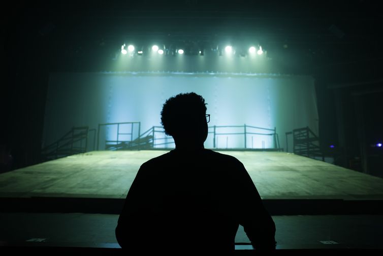 Fernando Frazão/Agência Brasil Rio de Janeiro (RJ), 15/05/2025 – O diretor do musical Torto Arado, Elisio Lopes Jr, no Teatro Riachuelo. Foto: Fernando Frazão/Agência Brasil