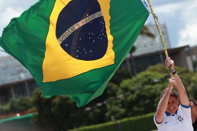 O presidente Jair Bolsonaro acompanhou, da área externa do Palácio do Planalto, em Brasília, a manifestação de apoiadores de seu governo, que está sendo realizada neste domingo (15) na capital federal e em outras cidades do país.