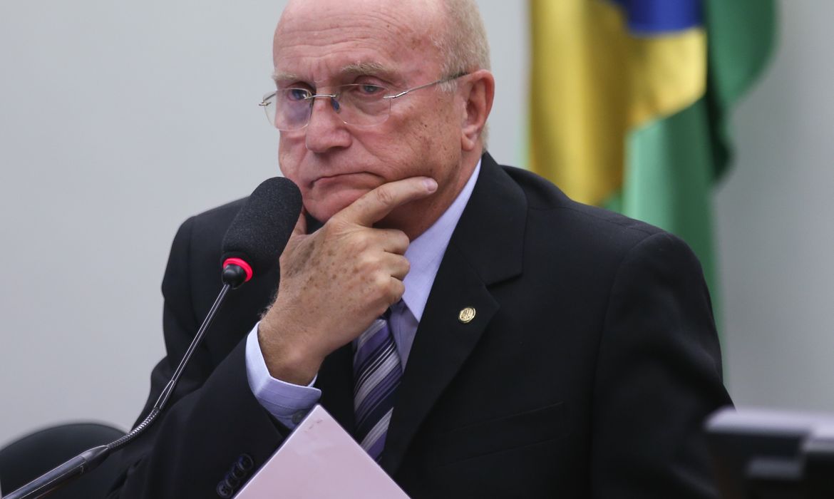 Brasília - Presidente da Comissão de Constituição e Justiça da Câmara dos Deputados, Osmar Serraglio, durante reunião do colegiado  (Fabio Rodrigues Pozzebom/Agência Brasil)