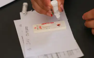 Brasília (DF) 12/12/2025 - Mobilização em Brasília no Dia Mundial de Combate à Aids oferece testagem rápida para HIV, distribuição de autotestes, orientações sobre ISTs e saúde sexual    Foto: Fabio Rodrigues-Pozzebom/ Agência Brasil