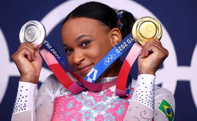 Rebeca Andrade segura medalhas de prata e de ouro que conquistou na Olimpíada de Tóquio - ginasta