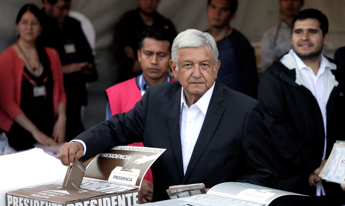 México: eleições presidenciais. O candidato presidencial Andres Manuel Lopez Obrador deposita sua cédula de voto durante a eleição presidencial na Cidade do México.