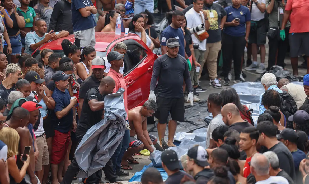 Rio de Janeiro (RJ), 29/10/2025 - Dezenas de corpos são trazidos por moradores para a Praça São Lucas, na Penha, zona norte do Rio de Janeiro. Operação Contenção.
Foto: Tomaz Silva /Agência Brasil