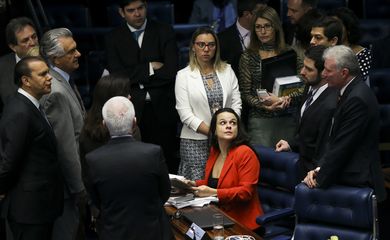 Brasília - Senadores conversam com a advogada de acusação, Janaína Paschoal, durante sessão de julgamento do impeachment da presidenta afastada Dilma Rousseff  (Marcelo Camargo/Agência Brasil)