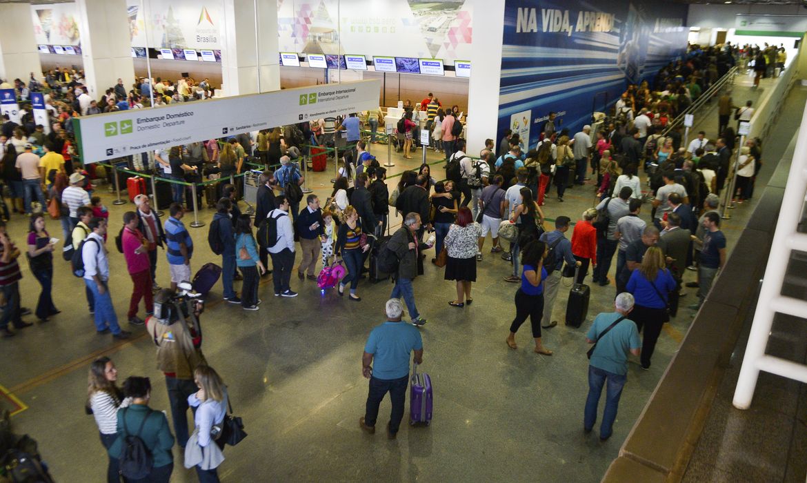 Brasília - Passageiros enfrentam filas para a inspeção de bagagens nos aeroportos do país. Começam a valer as novas determinações da Agência Nacional de Aviação Civil para garantir maior segurança nos voos (José Cruz/Agência Brasil)