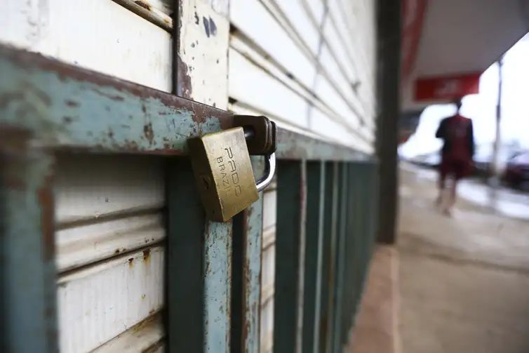 Comércio e atividades consideradas não essenciais fecham as portas durante lockdown no Distrito Federal.