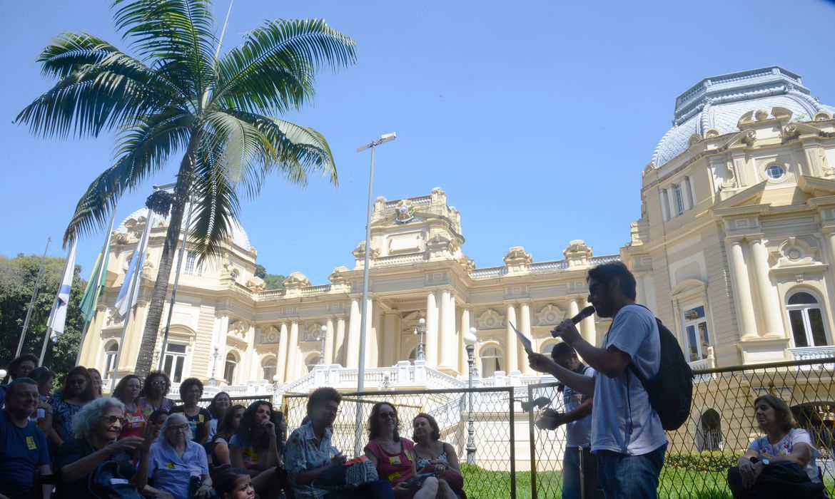 Rio de Janeiro - Professores da Universidade Estadual do Rio de Janeiro fazem aula pública em frente ao Palácio Guanabara em protesto contra a crise da educação no estado (Tânia Rêgo/Agência Brasil)