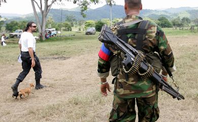 Foto de archivo. Fredy Rendón (izq.), el último líder influyente jefe paramilitar camina frente a una de sus tropas antes de desmovilizarse en Unguía