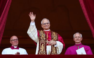 Newly elected Pope Leo XIV, Cardinal Robert Prevost of the United States appears on the balcony of St. Peter's Basilica, at the Vatican, May 8, 2025. REUTERS/Guglielmo Mangiapane TPX IMAGES OF THE DAY