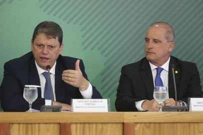 Os ministros da Infraestrutura, Tarcísio Gomes de Freitas, e da Casa Civil, Onyx Lorenzoni, anunciam novas medidas para atender o setor de transporte de cargas do país. 