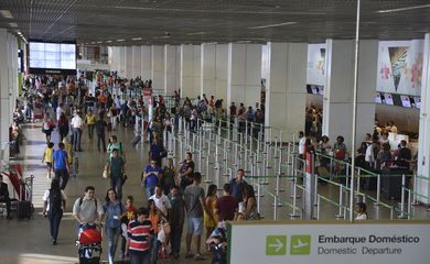 Movimento de passageiros no Aeroporto Internacional Juscelino Kubitschek, em Brasília, nesta sexta-feira (13) de carnaval (Valter Campanato/Agência Brasil)