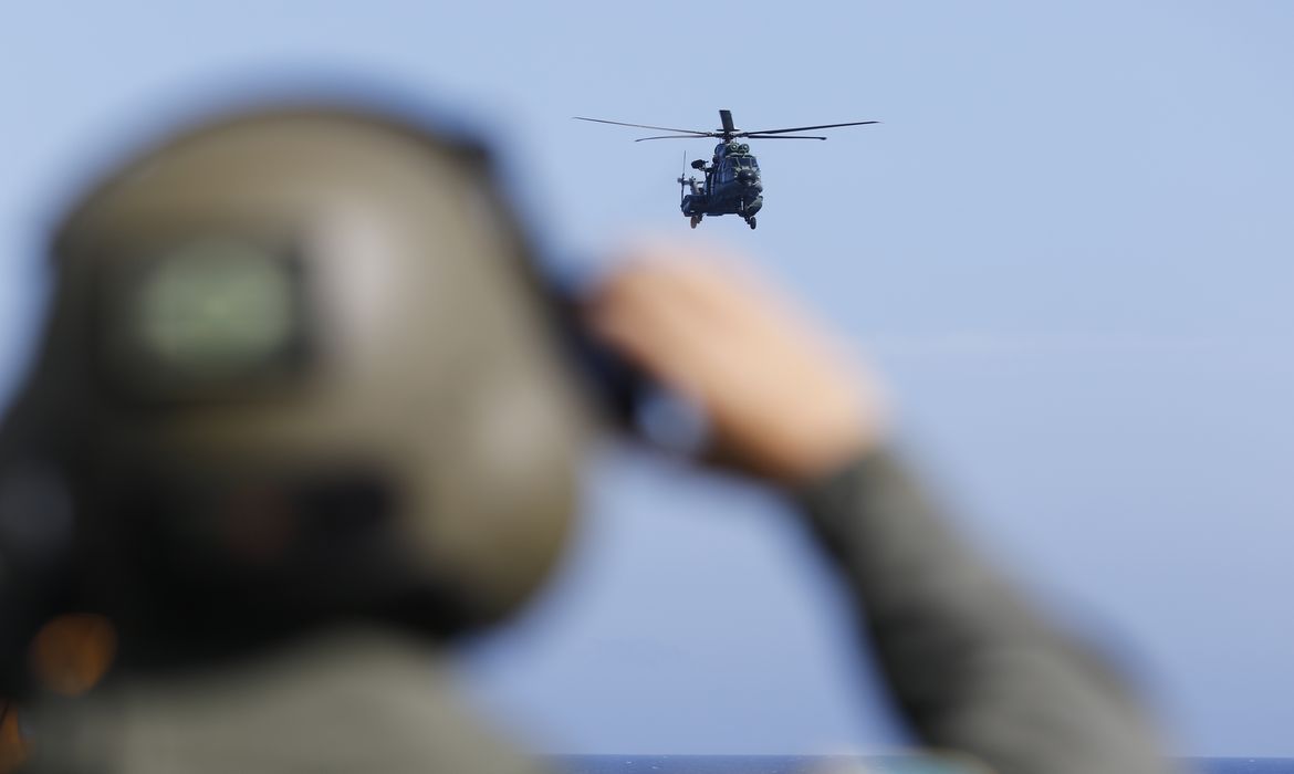 Helicópteros das três Forças Armadas (Marinha, Exército e Força Aérea) realizam manobras no Navio-Aeródromo Multipropósito Atlântico em movimento, durante a Operação Poseidon 2021