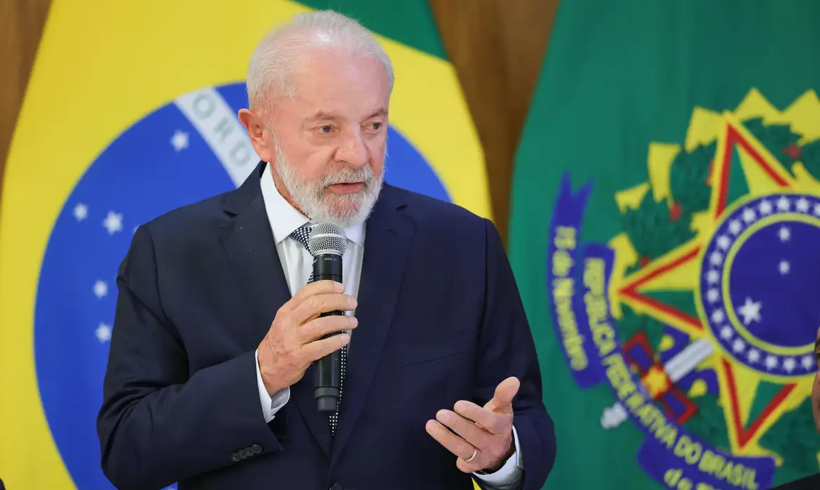 Brasília (DF) 18/03/2025 O presidente Luiz Inácio Lula da Silva, assina o Projeto de Lei que prevê Isenção de Imposto de Renda (IR) para pessoas que recebem até R$ 5 mil por mês.   Foto: Fabio Rodrigues-Pozzebom/ Agência Brasil