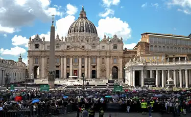 Roma- 25/04/2025 Pessoas fazem fila para entrar na Basílica de São Pedro para prestar homenagens enquanto o Papa Francisco é velado, visto de Roma, Itália, em 25 de abril de 2025. REUTERS/Remo Casilli/ PROIBIDA REPRODUÇÃO
