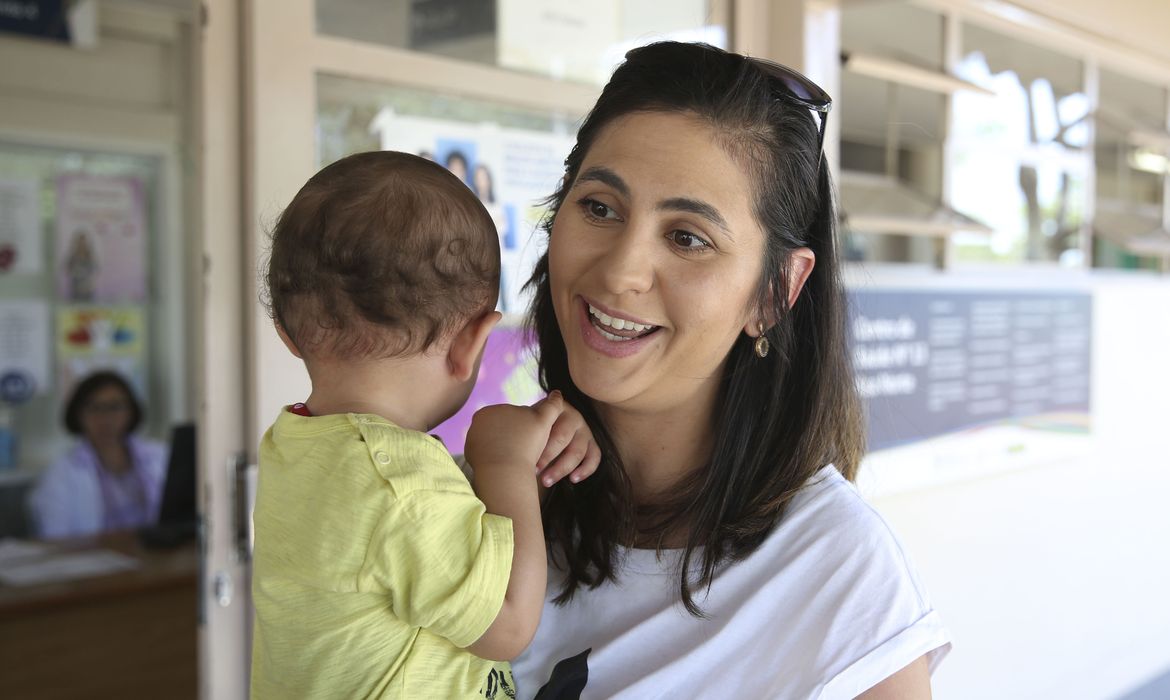 A bancária Manuelle Pereira fala sobre a campanha de vacinação contra o sarampo e a poliomielite.