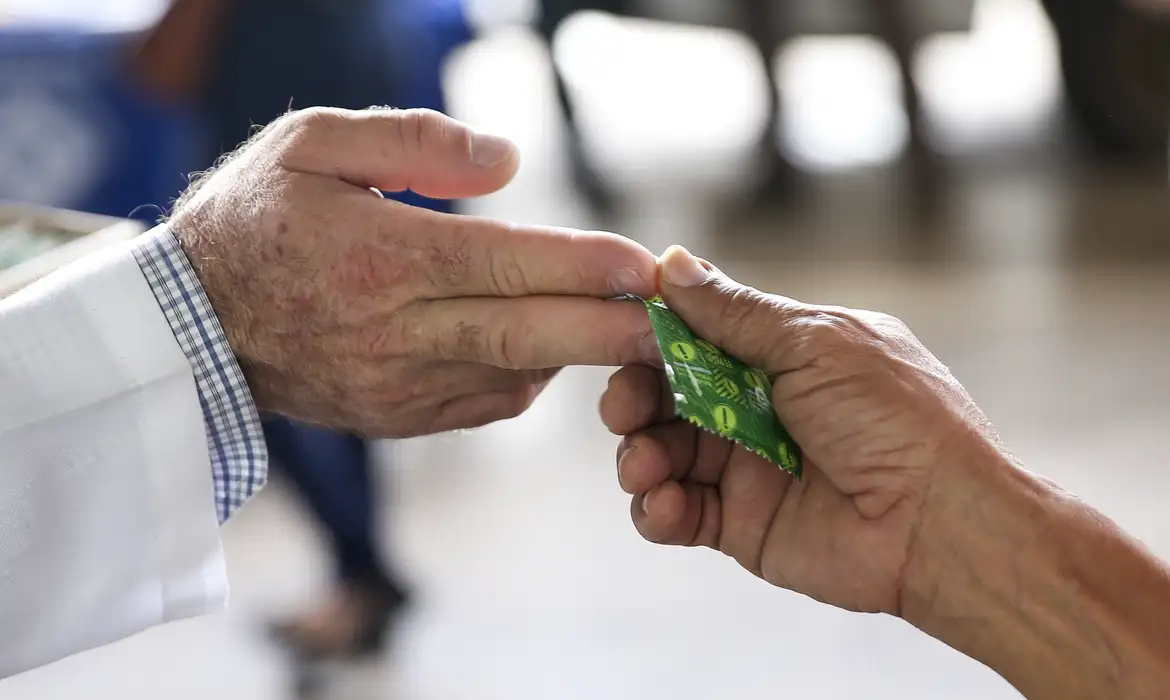 Brasília:  Distribuição de preservativos durante ação na rodoviária do Plano Piloto para informar a comunidade sobre a Rede de Proteção à Mulher e a Lei Maria da Penha. (Foto: Marcelo Camargo/Agência Brasil)