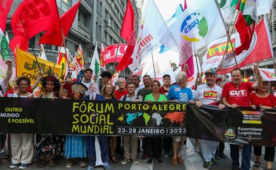 Participantes do Fórum Social Mundial realizam marcha no centro de Porto Alegre