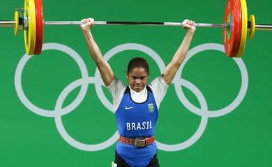 Rosane no levantamento de peso na categoria feminina até 53 quilos na Olimpíada Rio 2016.