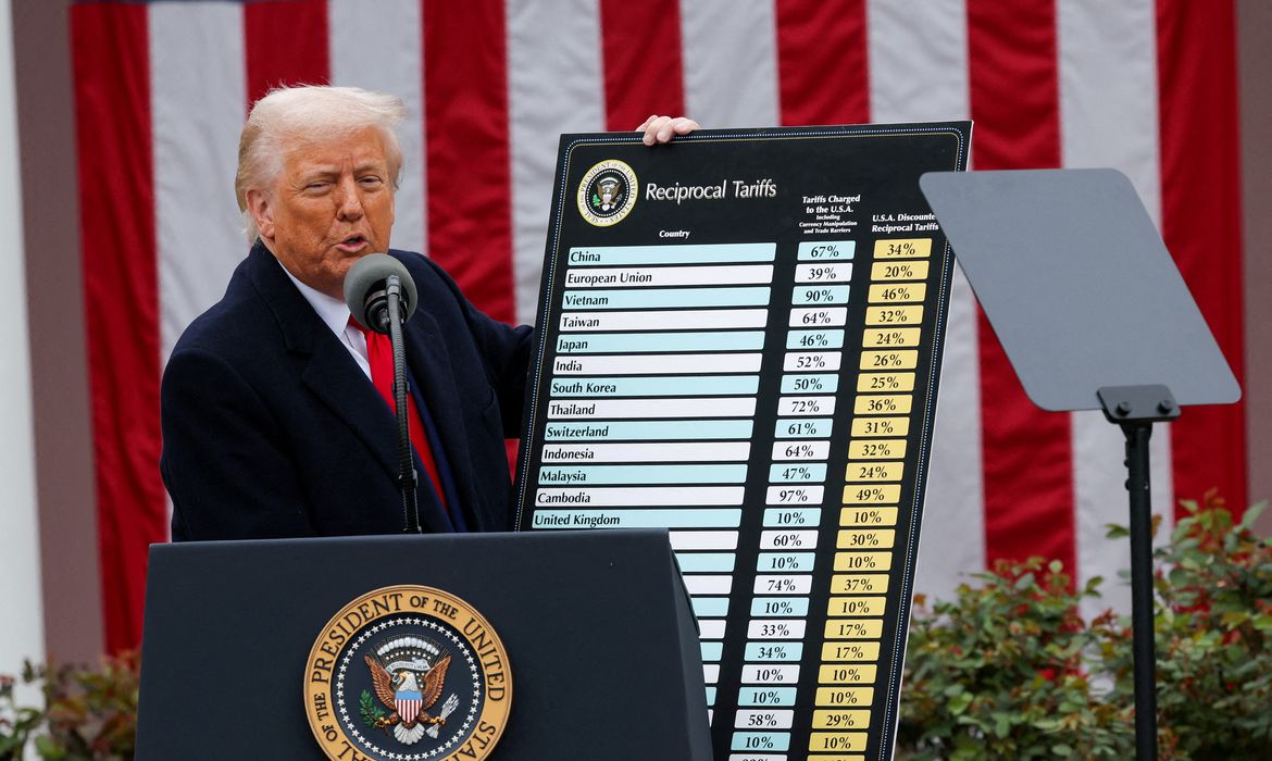 Presidente dos EUA, Donald Trump, apresenta suas tarifas na Casa Branca, em Washington
02/04/2025
REUTERS/Carlos Barria