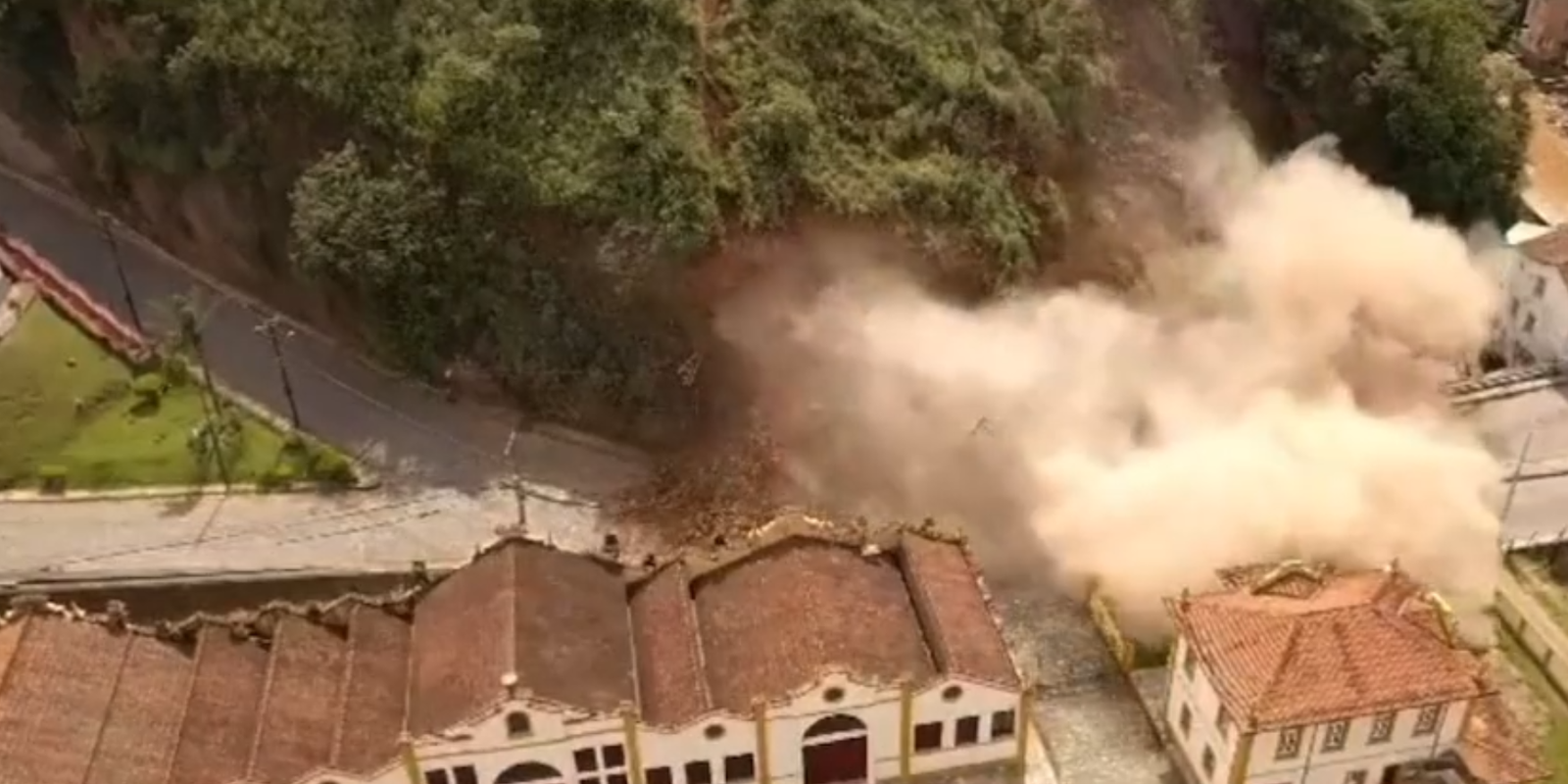 Parte de morro desliza sobre duas casas no centro de Ouro Preto